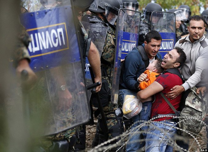 Σύνορα ΠΓΔΜ - Ελλάδας: Ξεκίνησε η σταδιακή διέλευση των προσφύγων -  Εξακολουθούν οι εντάσεις