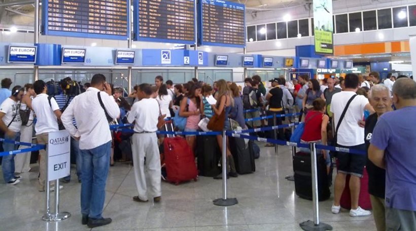Ελ. Βενιζέλος: Δύο αστυνομικοί στον έλεγχο διαβατηρίων των ταξιδιωτών – Ουρές και αναμονή περιλαμβάνει το «μενού» για τους τουρίστες