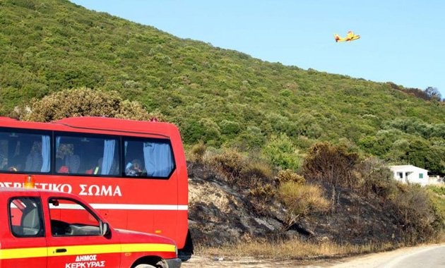 Kαίγεται η Μυρτιώτισσα της Κέρκυρας - Μεγάλη επιχείρηση της Πυροσβεστικής