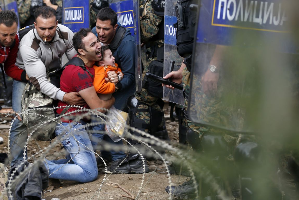 Έσπασαν τον αστυνομικό κλοιό οι πρόσφυγες στα σύνορα και διεισδύουν στην ΠΓΔΜ