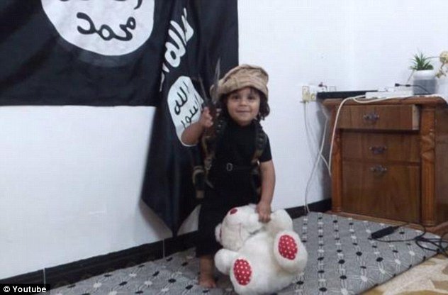 Νέο σοκαριστικό βίντεο του ISIS: Τζιχαντιστές μαθαίνουν σε τρίχρονο αγοράκι να αποκεφαλίζει τους άπιστους