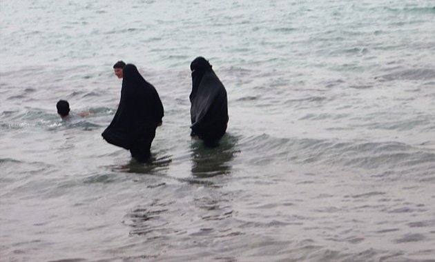 Ντουμπάι: Φανατικός ισλαμιστής αφήνει την κόρη του να πνιγεί για να μην την αγγίξουν οι άνδρες ναυαγοσώστες