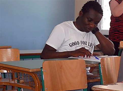 Ο Ζυλιέν, ο Αφρικανός πρόσφυγας που αρίστευσε στις πανελλαδικές, στέλνει το δικό του μήνυμα ελπίδας