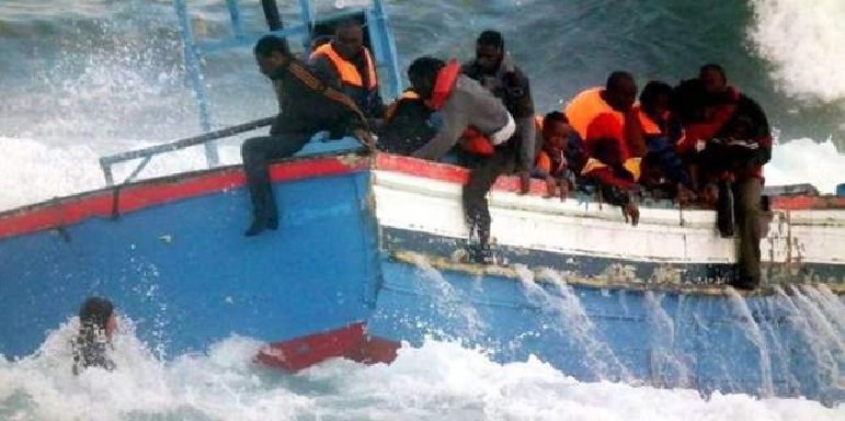 Αλιευτικό με μετανάστες ανετράπη ανοιχτά της Λιβύης - Φόβοι για εκατοντάδες νεκρούς