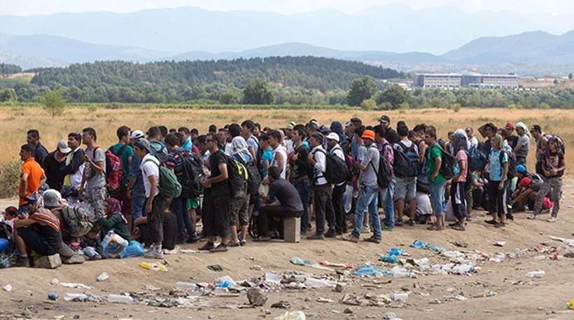 Στα σύνορα της ΠΓΔΜ μπλοκαρισμένοι περισσότεροι από 1.500 μετανάστες – Στρατό στέλνουν στο σημείο τα Σκόπια