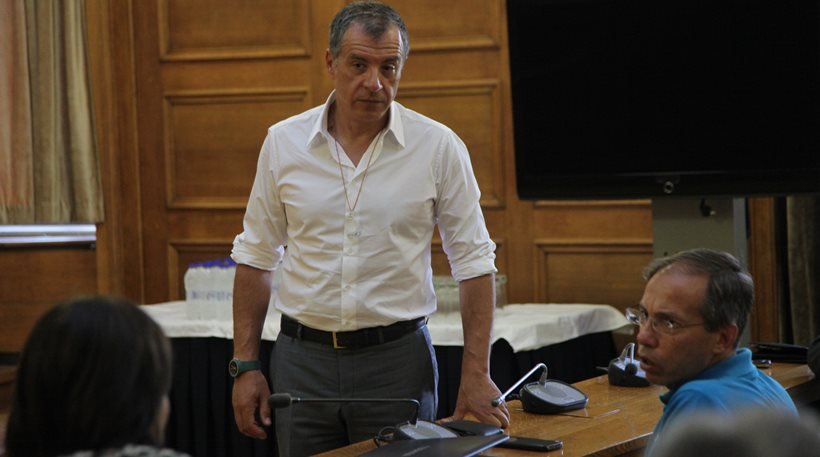 Θεοδωράκης: Ζητά συνεννόηση των κομμάτων ώστε να κατατεθεί πρόταση μομφής κατά της Ζωής Κωνσταντοπούλου, μετά την ψήφιση της συμφωνίας