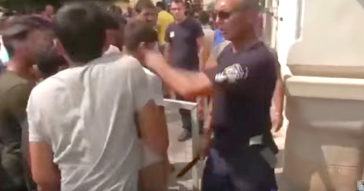 Το βίντεο της ντροπής με το χαστούκι του αστυνομικού που διέσυρε την Ελλάδα σε όλο τον κόσμο