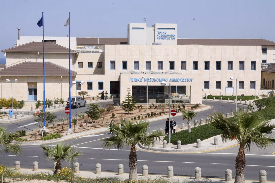 Καθαρίστρια νοσοκομείου της Αμμοχώστου έριχνε ούρα σε φιάλες νερού των ασθενών