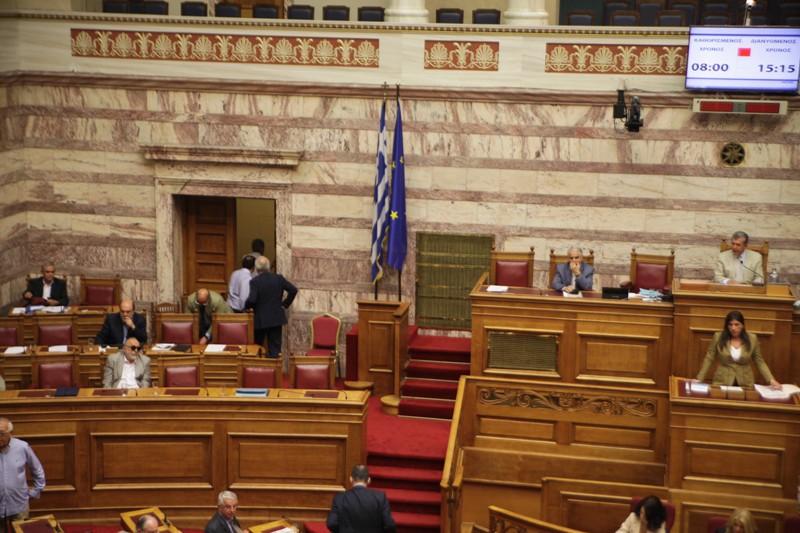 Επιδεικτική αποχώρηση του υπουργικού συμβουλίου κατά την άνοδο στο βήμα της Ζωής Κωνσταντοπούλου