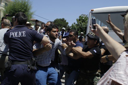 Μυτιλήνη: Νέες συγκρούσεις μεταναστών με αστυνομικούς στο λιμάνι - Τραυματισμοί και ξύλο!