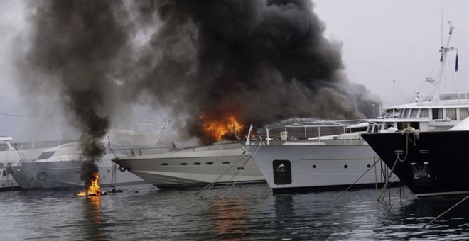 Πυρκαγιά σε σκάφος στη μαρίνα του Αγίου Κοσμά