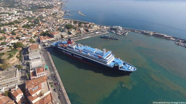 Χίος: Η μανούβρα του πλοίου ''Νήσος Ρόδος'' στο λιμάνι (Βίντεο)!