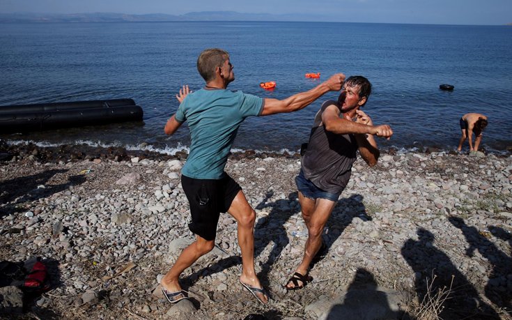 Έλληνες πιάστηκαν στα χέρια για το ποιος θα πάρει τη μηχανή από λέμβο προσφύγων (φωτό)