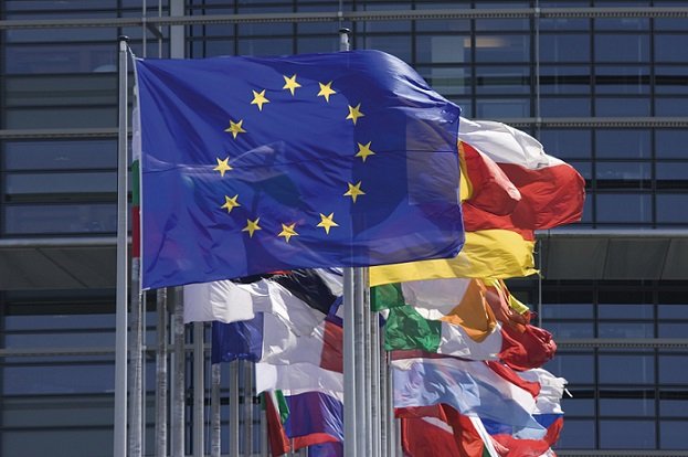 Οι υπουργοί Εσωτερικών της ΕΕ ενέκριναν κατά πλειοψηφία τις ποσοστώσεις για τους πρόσφυγες & μετανάστες