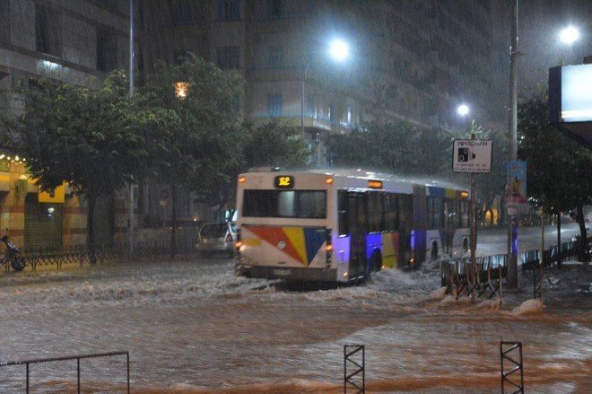 Πνίγηκε και πάλι με την πρώτη δυνατή βροχή η Θεσσαλονίκη  - Δεκάδες οι κλήσεις στην Πυροσβεστική