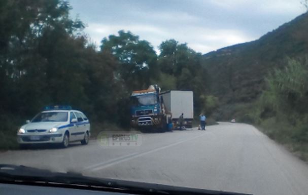 Ιωάννινα: Δίπλωσε νταλίκα στην εθνική οδό - Από θαύμα σώθηκε ο οδηγός