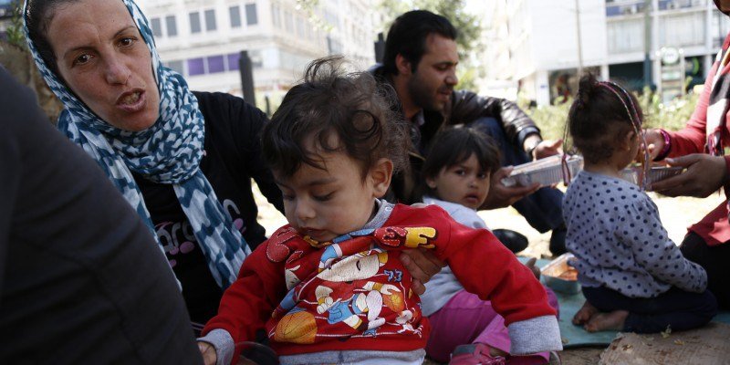 Διανομή φαγητού σε μετανάστες και πρόσφυγες στην πλατεία Βικτωρίας από τον Ελληνικό Ερυθρό Σταυρό