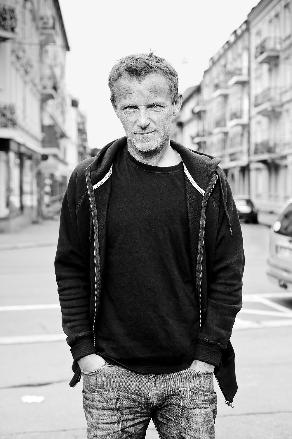 Γνωριμία και συζήτηση με τον Jo Nesbo  O νορβηγός συγγραφέας αστυνομικής λογοτεχνίας  συναντά τους έλληνες αναγνώστες του