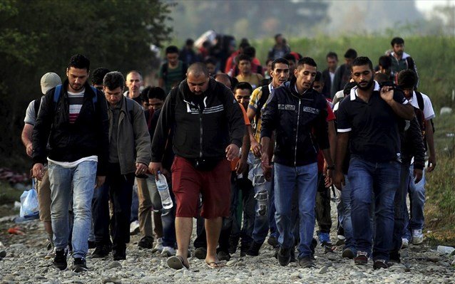 Χίλιοι μετανάστες ταξιδεύουν πεζοί από Αυστρία προς Γερμανία