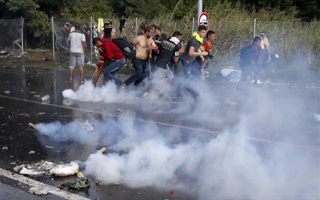 Με δακρυγόνα & αντλίες νερού «απάντησαν» στους μετανάστες στα σύνορα Σερβίας – Ουγγαρίας