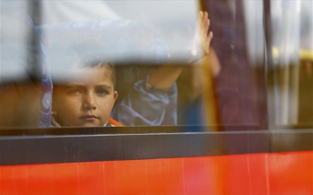 Εκατοντάδες μετανάστες αποβιβάζουν κροατικά λεωφορεία στα σύνορα με Ουγγαρία – Αστυνομία & στρατός σε πλήρη ετοιμότητα