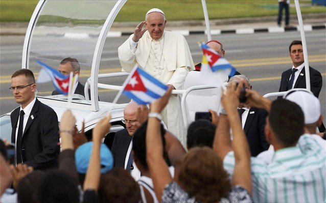 Εκατοντάδες χιλιάδες πιστοί υποδέχτηκαν τον πάπα Φραγκίσκο στην Αβάνα
