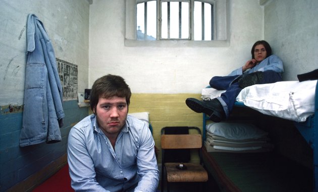 Σε απαγόρευση του καπνίσματος εντός των φυλακών προχωρά η Βρετανία - Φόβοι από την εφαρμογή του μέτρου