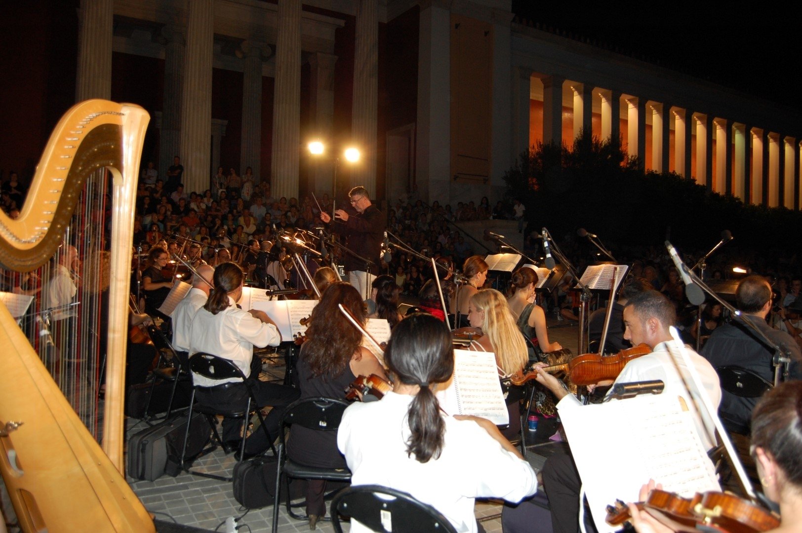 Η Συμφωνική Ορχήστρα του Δήμου Αθηναίων εκπλήσσει το κοινό στον πεζόδρομο Βουκουρεστίου