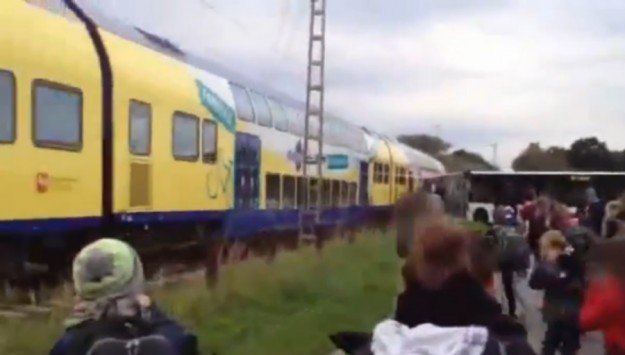 Τρένο συγκρούστηκε με σχολικό λεωφορείο – Την τελευταία στιγμή σώθηκαν οι μαθητές (βίντεο)