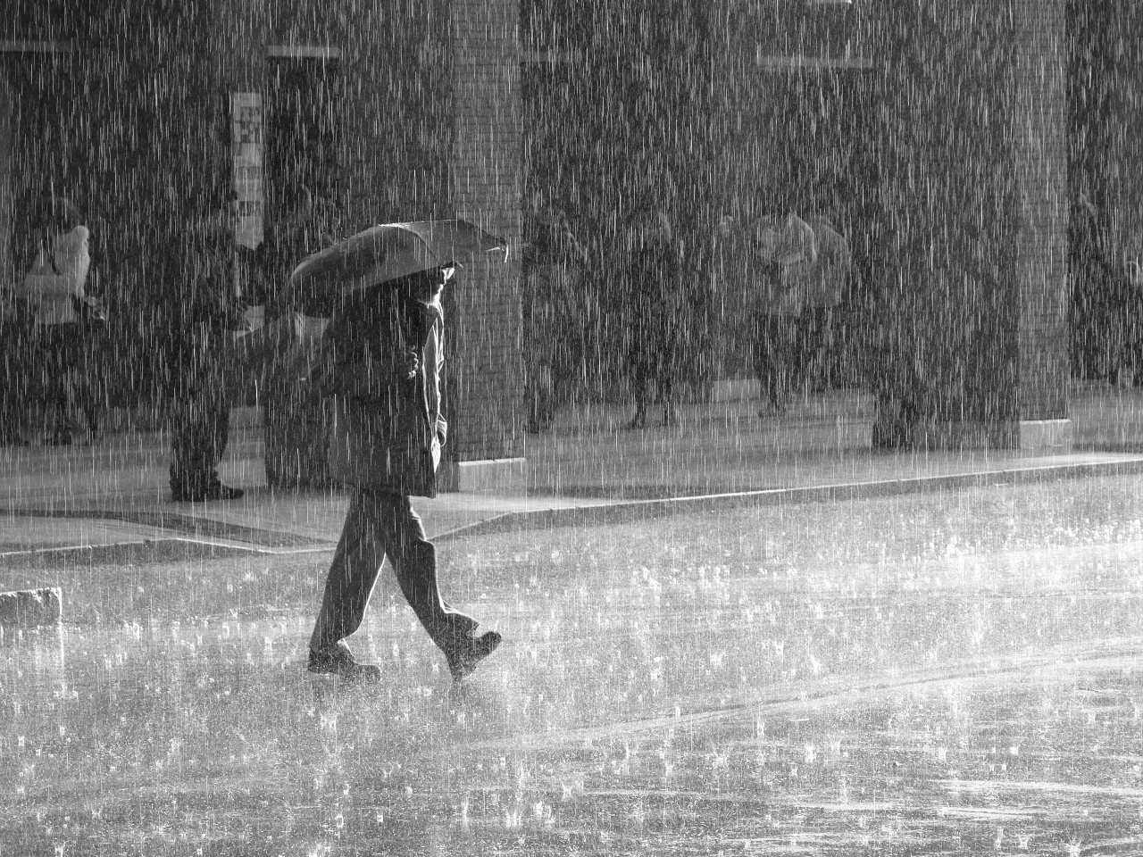 Αδιάβροχο και ομπρέλα - Φθινοπωρινό το σκηνικό του καιρού