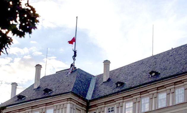 Ένα σώβρακο αντί σημαίας κυμάτισε στο προεδρικό μέγαρο της Τσεχίας (φωτό)