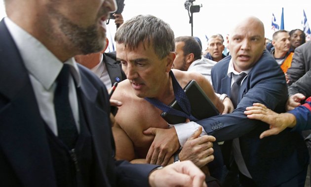 Με ξύλο και προπηλακισμούς «απάντησαν» οι εργαζόμενοι της Air France στις 2.900 απολύσεις