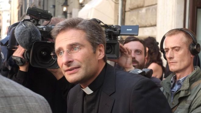 «Στην πυρά» πετάει το Βατικανό υψηλόβαθμο ιερέα που δηλώνει δημόσια πως είναι ομοφυλόφιλος