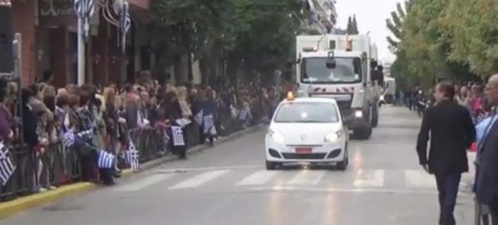 Θεσσαλονίκη: Παρέλασαν τα απορριμματοφόρα υπό τους ήχους του «Μακεδονία ξακουστή»