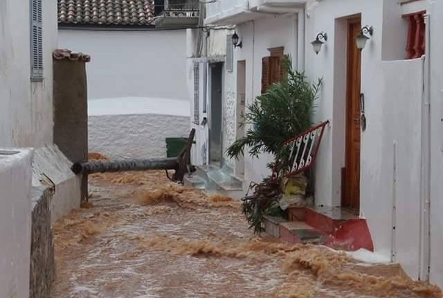 Εικόνες καταστροφής στην Ύδρα που «πνίγηκε» από την ισχυρή βροχόπτωση (φωτό - βίντεο)