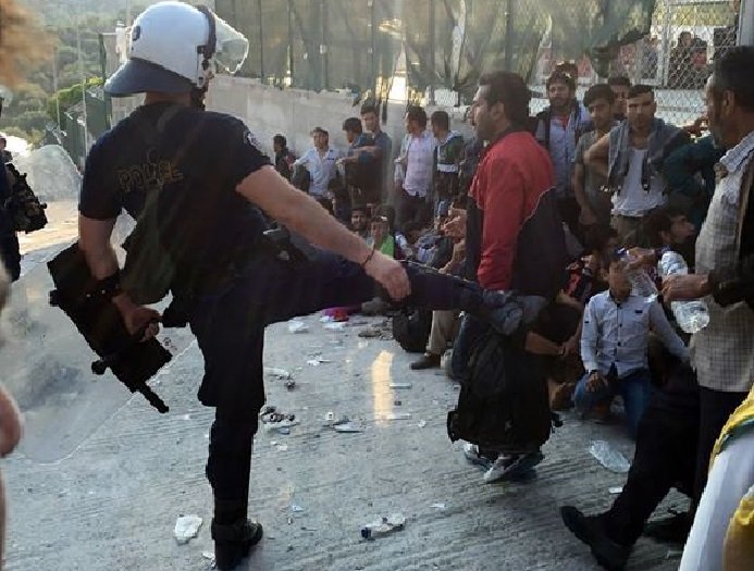 Λέσβος - Η… παράλληλη πραγματικότητα: Αστυνομικός κλωτσάει μετανάστες την ημέρα της επίσκεψης Τσίπρα (φωτό)