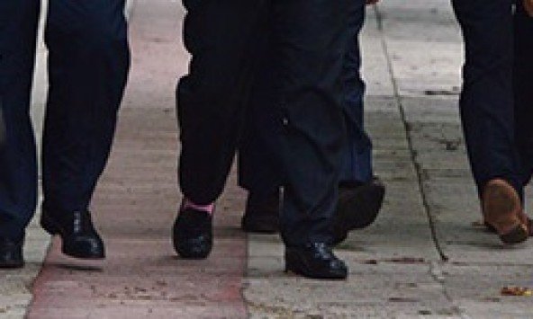 Ποιος υπουργός πήγε στο Μαξίμου με ροζ κάλτσες;