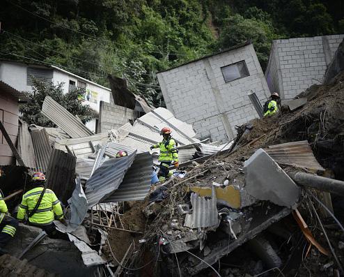 Τραγωδία στη Γουατεμάλα με 26 νεκρούς και 100 αγνοούμενους από κατάρρευση λόφου ύψους 100 μέτρων