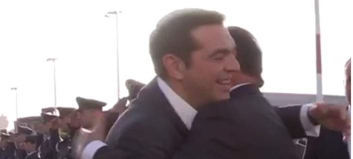 Όταν το Προεδρικό Μέγαρο της Γαλλίας σχολίασε την αγκαλιά του Αλέξη Τσίπρα στο Twitter