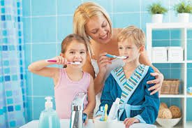 6 τρόποι να γίνει το βούρτσισμα των δοντιών διασκεδαστικό για τα παιδιά σας