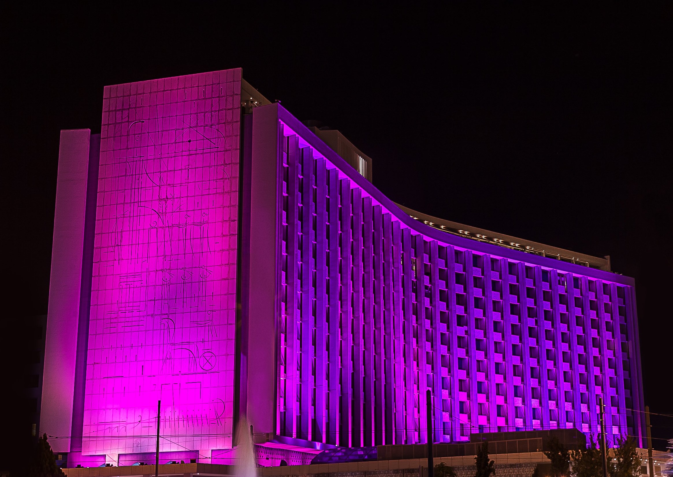 To Hilton Αθηνών έγινε ροζ στο πλαίσιο της  Εκστρατείας Ενημέρωσης για τον Καρκίνο του Μαστού  των Estee Lauder Companies   