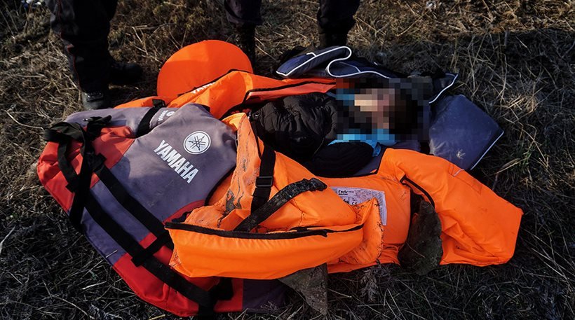 Τραγωδία δίχως τέλος στο Αιγαίο: Σοκάρουν oι εικόνες νεκρού παιδιού στη Λέσβο