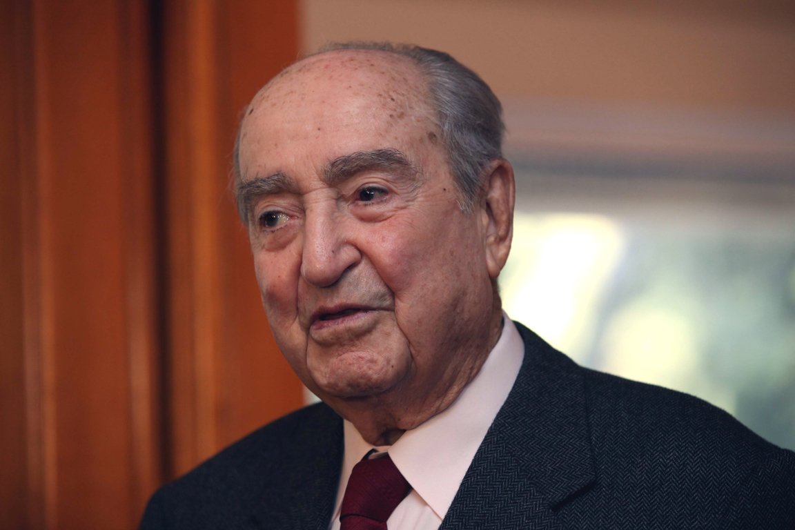 Ο Κωνσταντίνος Μητσοτάκης γιόρτασε τα 97α γενέθλια του με μια απίθανη τούρτα