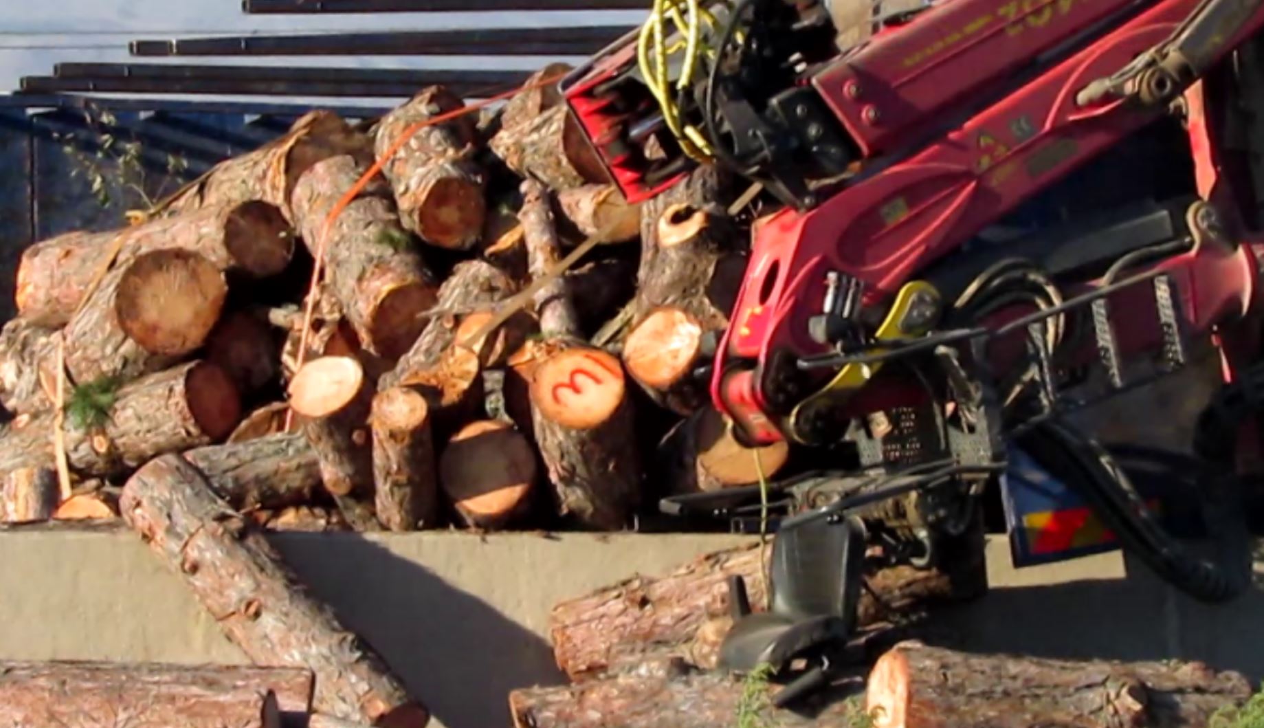 Σοβαρό ατύχημα με ανατροπή νταλίκας γεμάτης κορμούς δέντρων στην Εγνατία Οδό (video-φωτό)