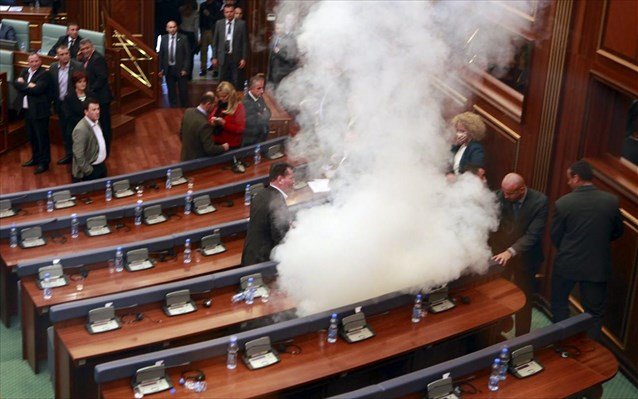 Δακρυγόνα για… άλλη μία φορά μέσα στη Βουλή του Κοσόβου
