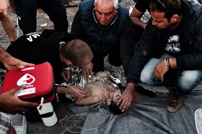 Συγκλονιστικό! Γιατροί προσπαθούν να σώσουν παιδιά μετά από τα ναυάγια στη Λέσβο