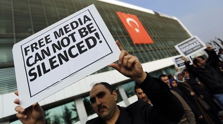 Την ανησυχία για τις απόπειρες φίμωσης των ΜΜΕ στην Τουρκία εκφράζει η Ευρωπαϊκή Ένωση