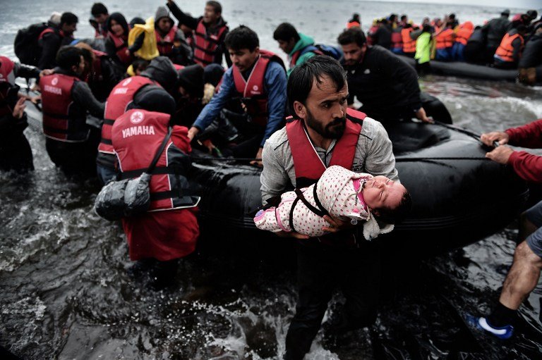 Τραγωδία ! Μωρό προσφύγων έπεσε από τα χέρια των γονιών του στη θάλασσα -Άκαρπες οι έρευνες για τον εντοπισμό του