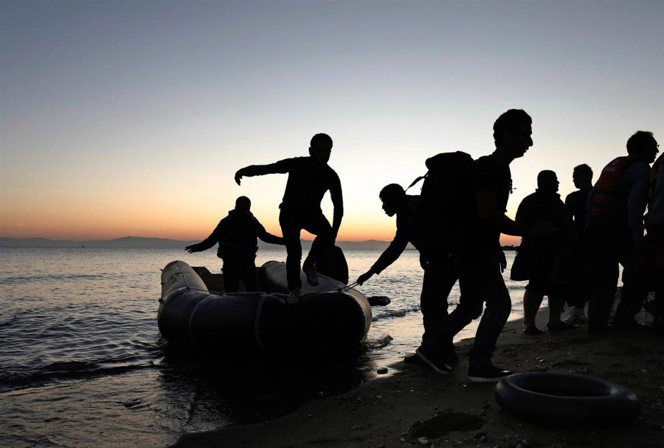 Το βίντεο που κάνει τον γύρο του διαδικτύου και συγκλονίζει -Καρέ-καρέ οι προσπάθειες διάσωσης των προσφύγων στη Μυτιλήνη