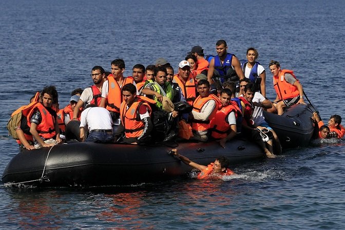 Ανατροπή ξύλινου σκάφους με πρόσφυγες στη Μυτιλήνη